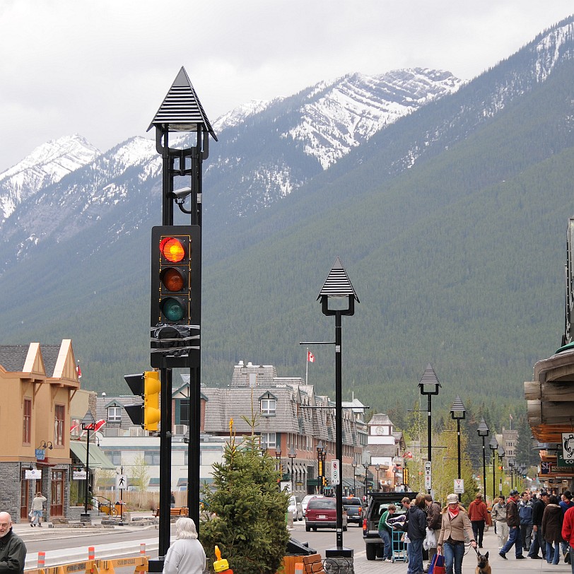 DSC_0295 Kanada; Alberta; Banff; Nationalpark Von der Stadt aus sind verschiedene Berggipfel zu sehen, einschließlich des 2998 m hohen Cascade Mountain und des Mount...